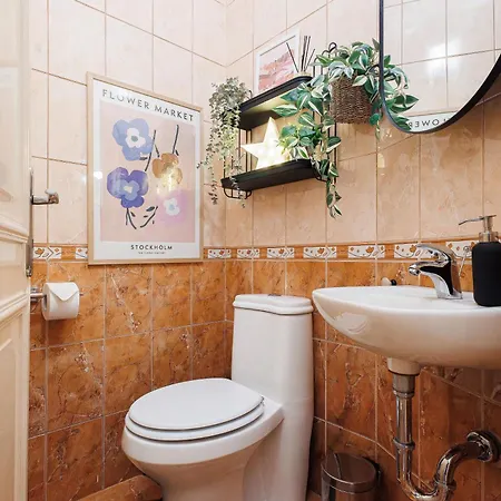 Musical Shelter With Balcony 2min To Republic Square *