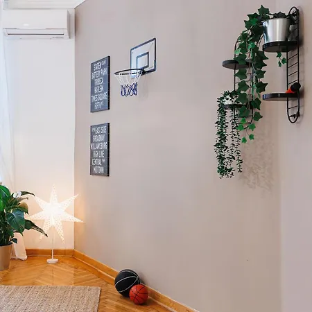 Musical Shelter With Balcony 2min To Republic Square *