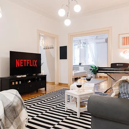 Musical Shelter With Balcony 2min To Republic Square